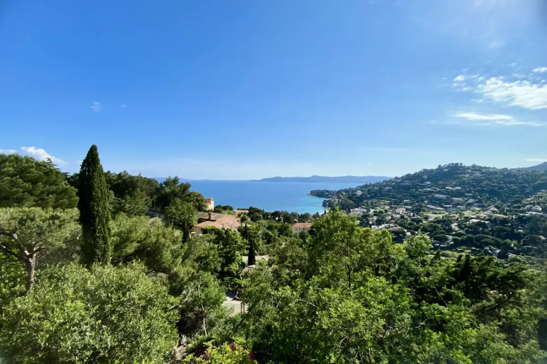 T2 Selvlysende Residence med terrasse og havudsigt – Lavandou, Aiguebelle