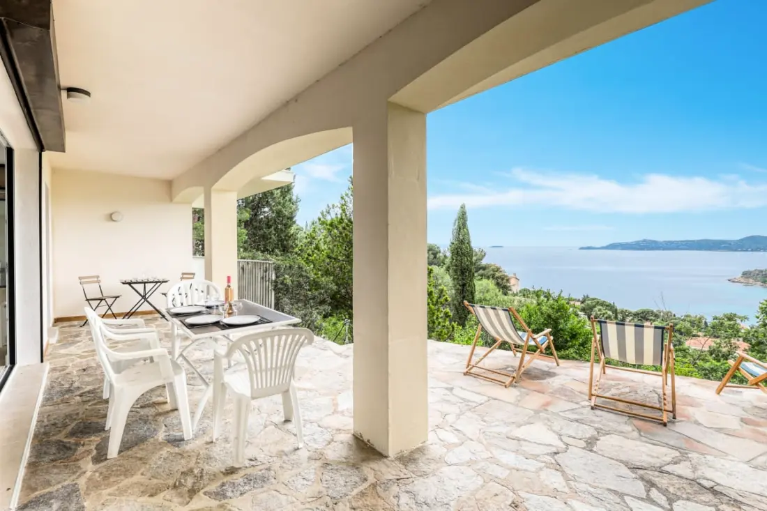 T2 Selvlysende Residence med terrasse og havudsigt – Lavandou, Aiguebelle