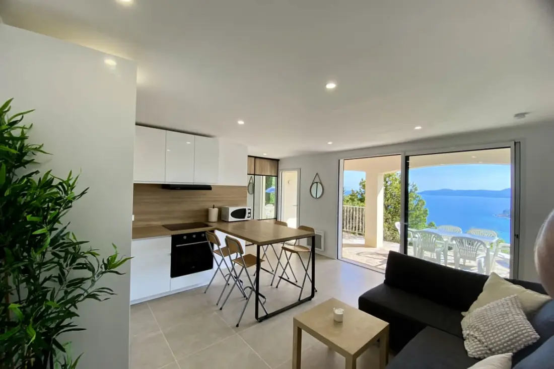 T2 Selvlysende Residence med terrasse og havudsigt – Lavandou, Aiguebelle