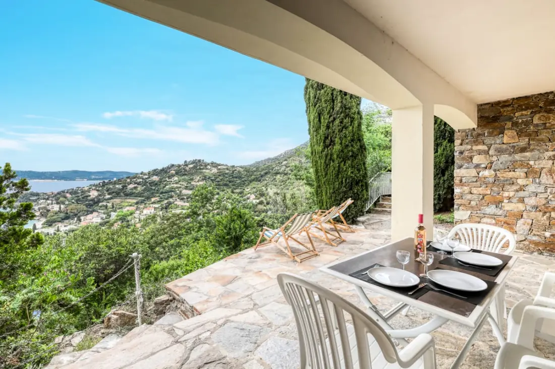 T2 Selvlysende Residence med terrasse og havudsigt – Lavandou, Aiguebelle