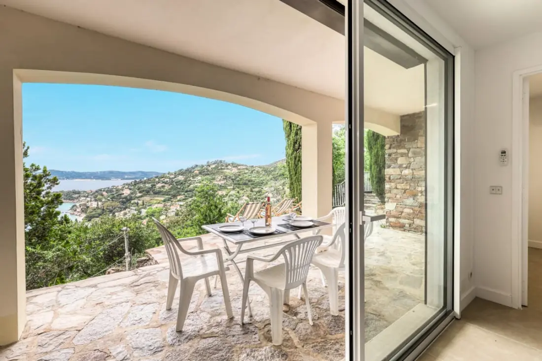 T2 Selvlysende Residence med terrasse og havudsigt – Lavandou, Aiguebelle