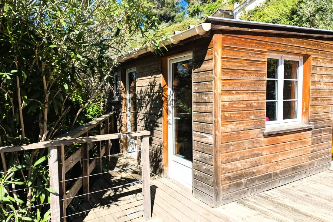 Perched Cabanon Fent a tengeren