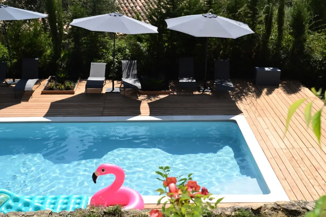 Lovely Ac Apartman 2 Medence és kert