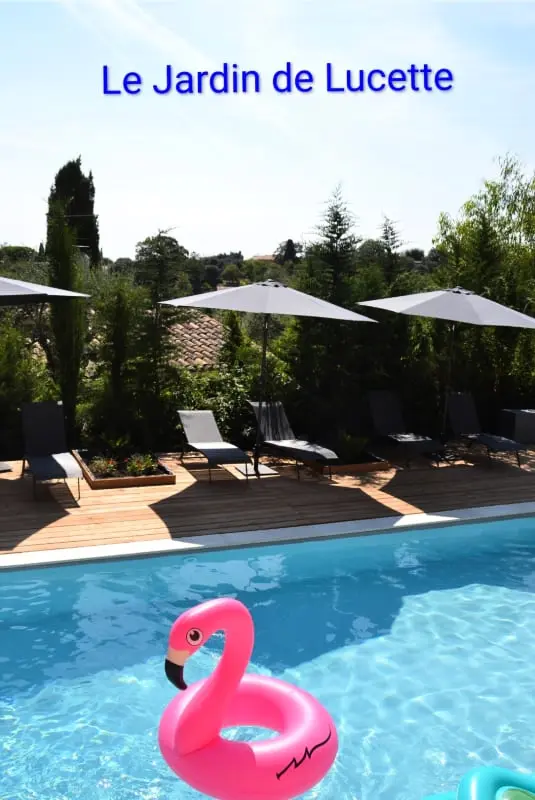Lovely Ac Apartman 2 Medence és kert