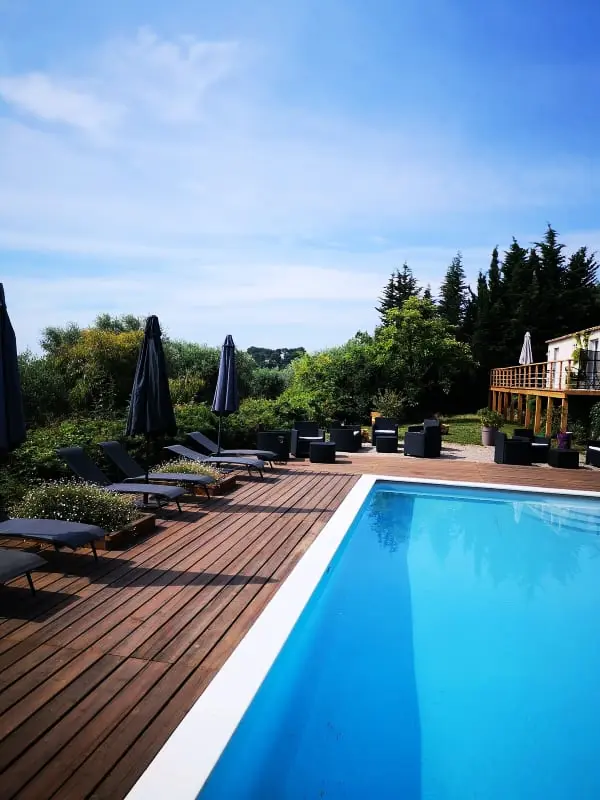 Lovely Ac Apartman 2 Medence és kert