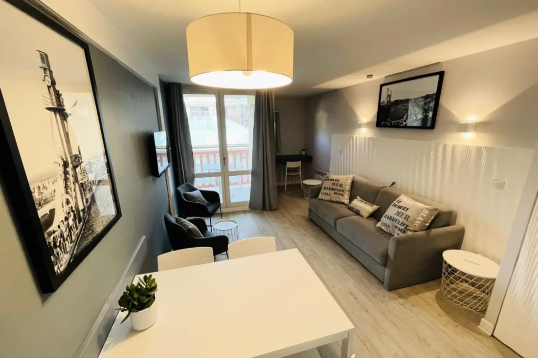 Residence Charming Apartman 5 személy számára úszási medence, parkolás és tenisz