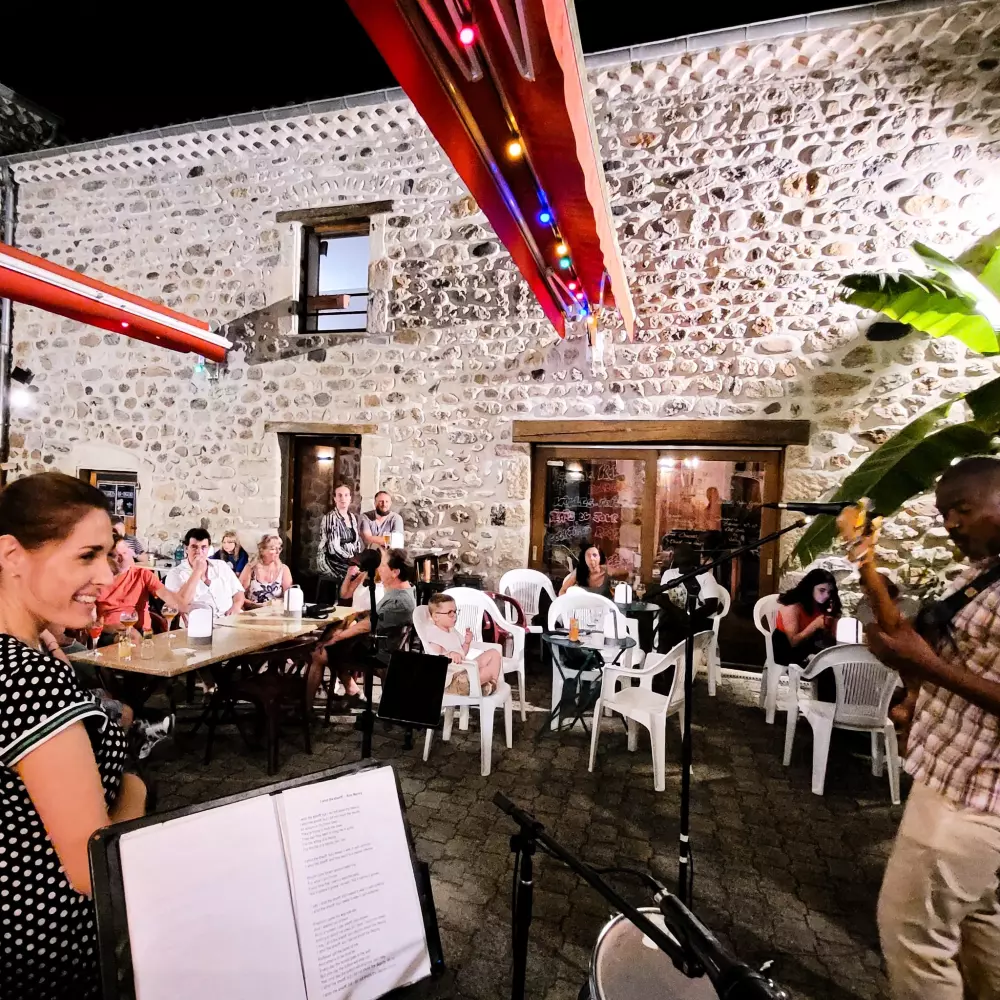 Kwiat Camping Mas de Champel 4 Gwiazdy★★★★ 4 Gwiazdy★★★★ 4 Gwiazdy★★★★ 4 Gwiazdy★★★★