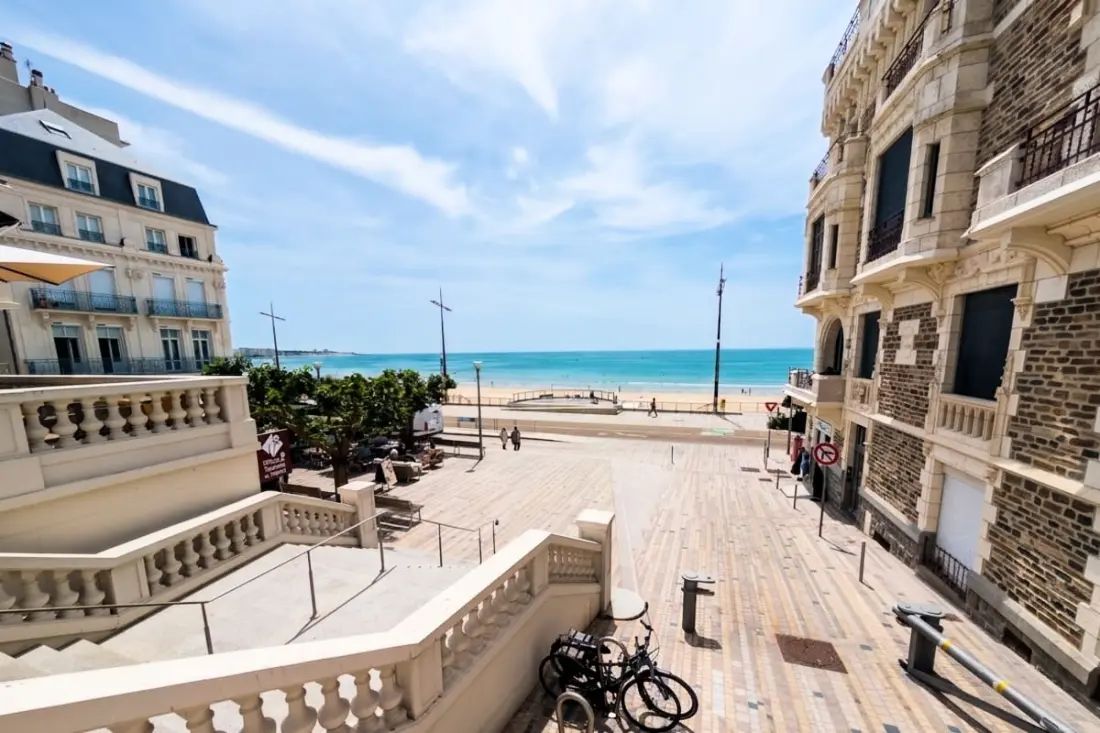 50 M De La Grande Plage Des Sables D'olonne