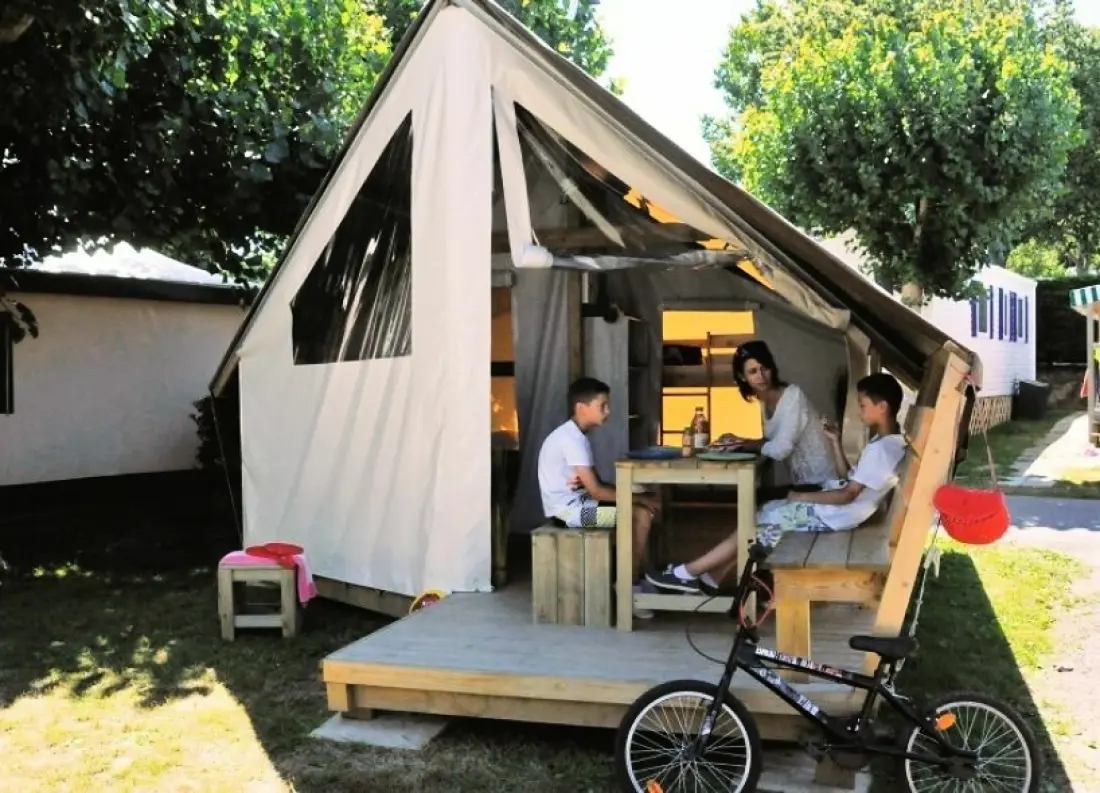Camping Les Pirons 5 Sterren★★★★★
