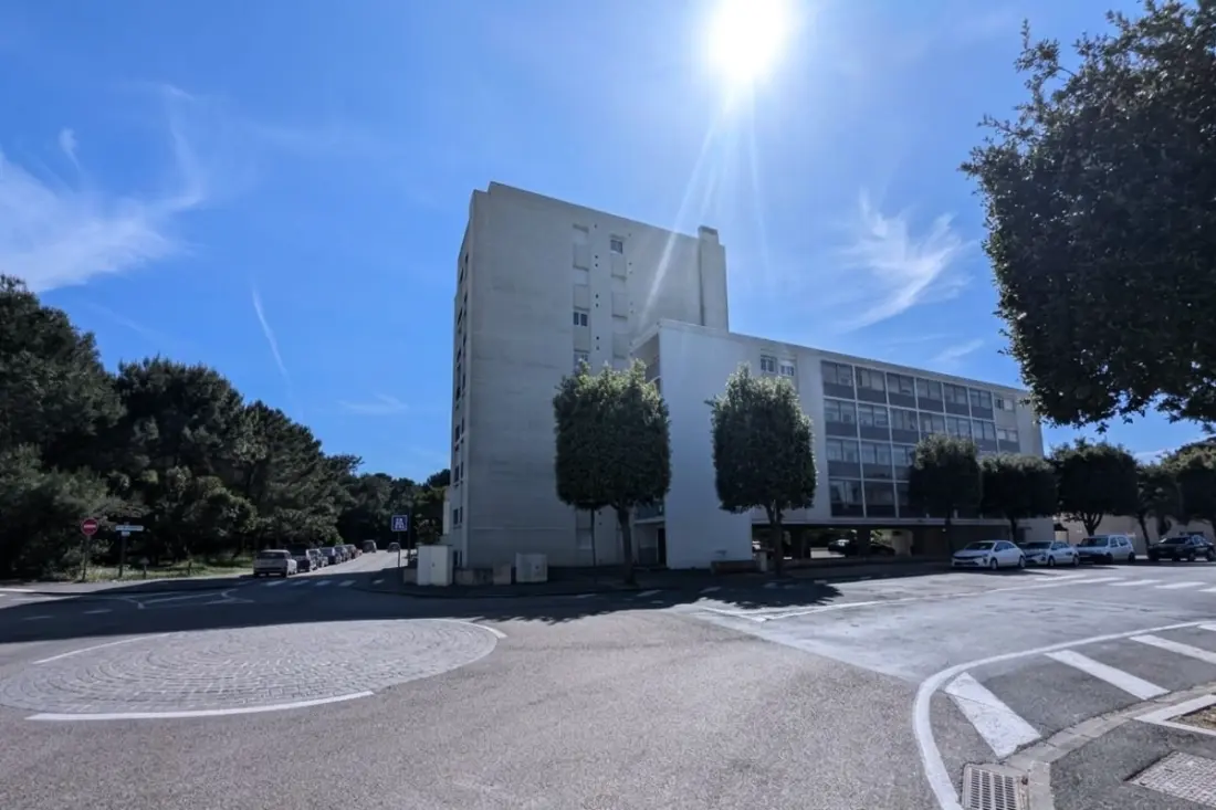 Kényelmes és egyszerű apartman hozzáférés (parking)