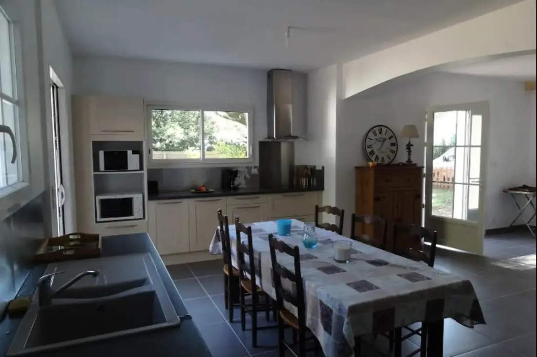 Meleg ház nyugodt és közel a strandhoz