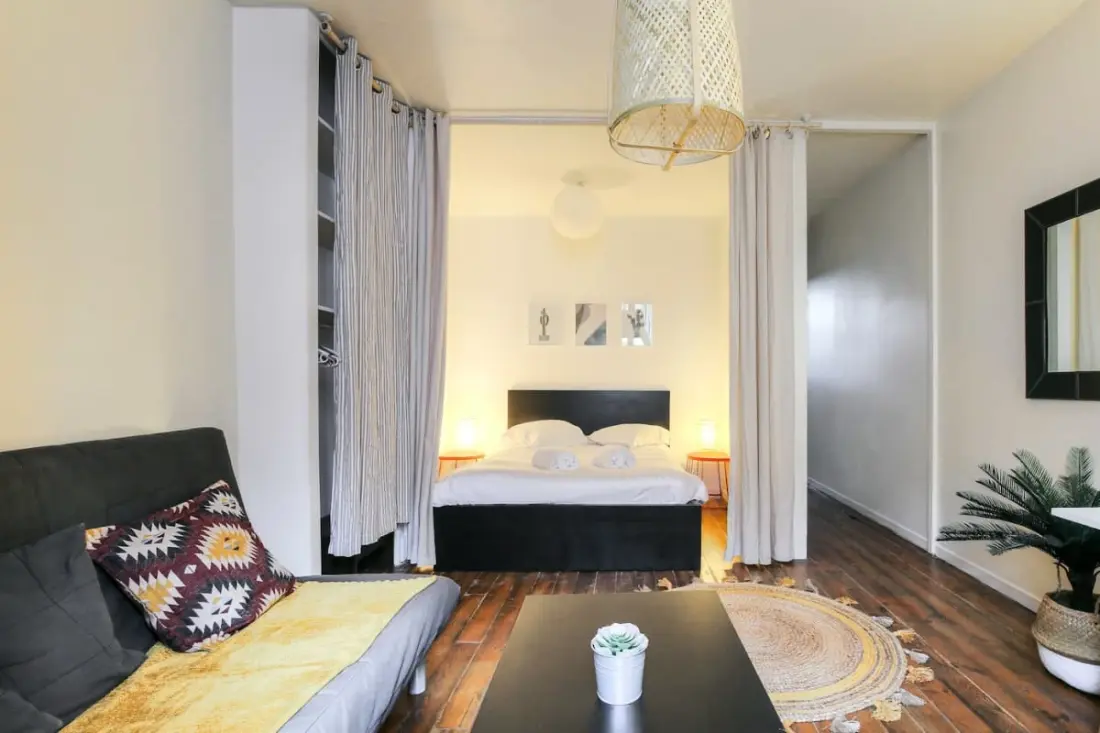 Charming Accommodation With Balcony Au Coeur From 7th