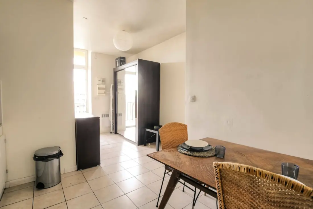 Charming Accommodation With Balcony Au Coeur From 7th