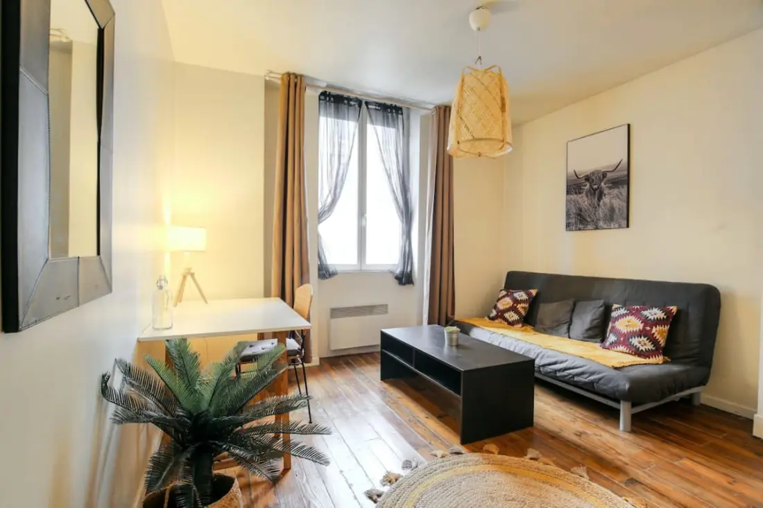 Charming Accommodation With Balcony Au Coeur From 7th