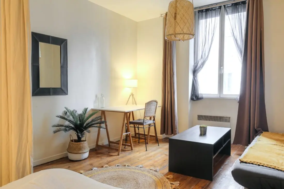 Charming Accommodation With Balcony Au Coeur From 7th