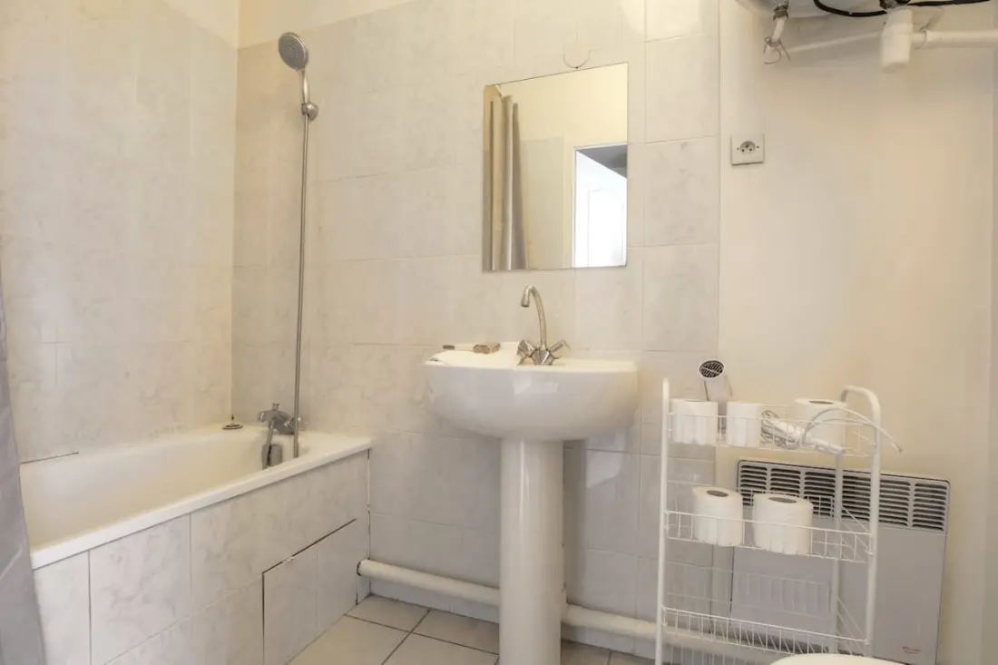 Charming Accommodation With Balcony Au Coeur From 7th