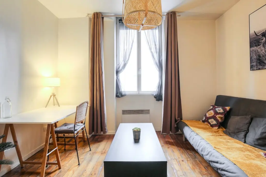 Charming Accommodation With Balcony Au Coeur From 7th