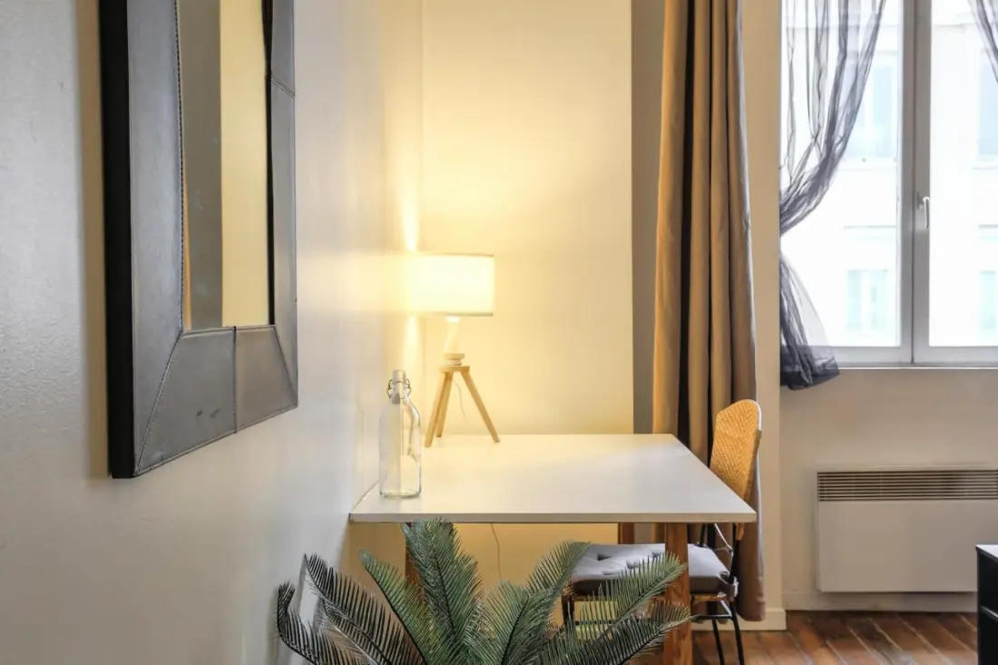 Charming Accommodation With Balcony Au Coeur From 7th