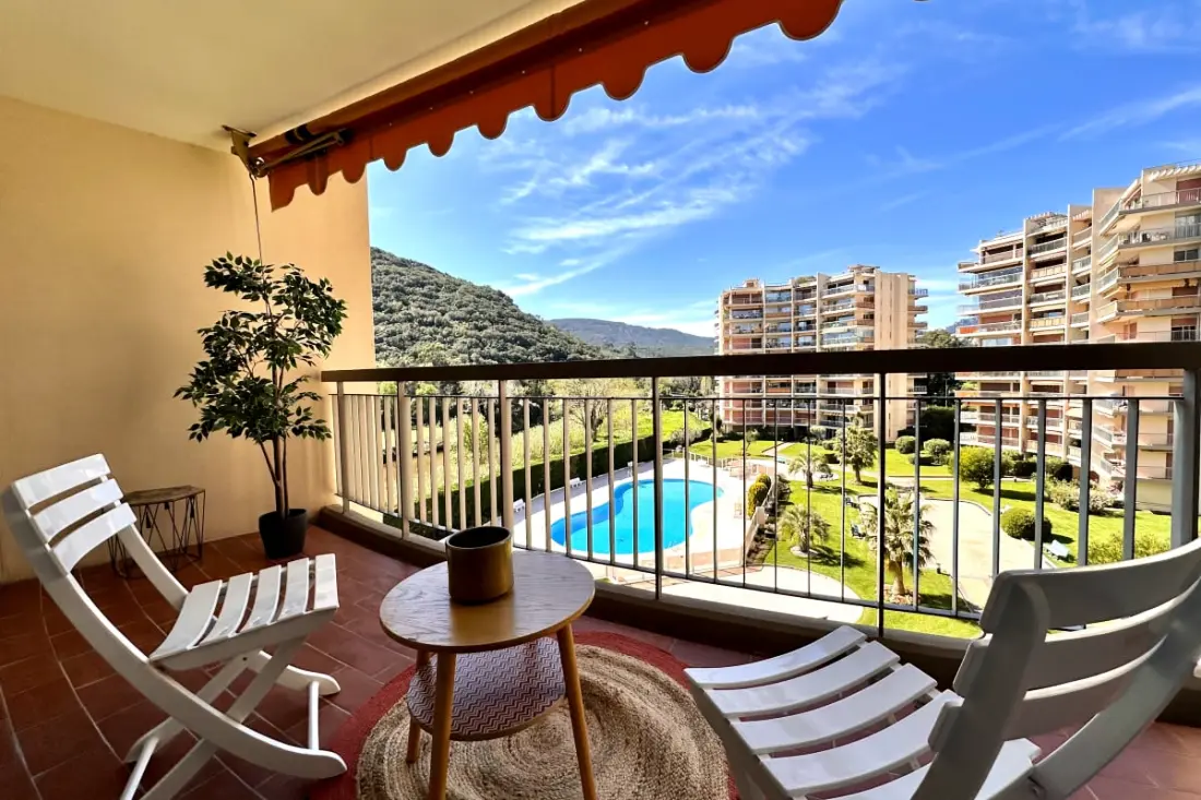 Apartamento con Terraza y Piscina en Mandelieu