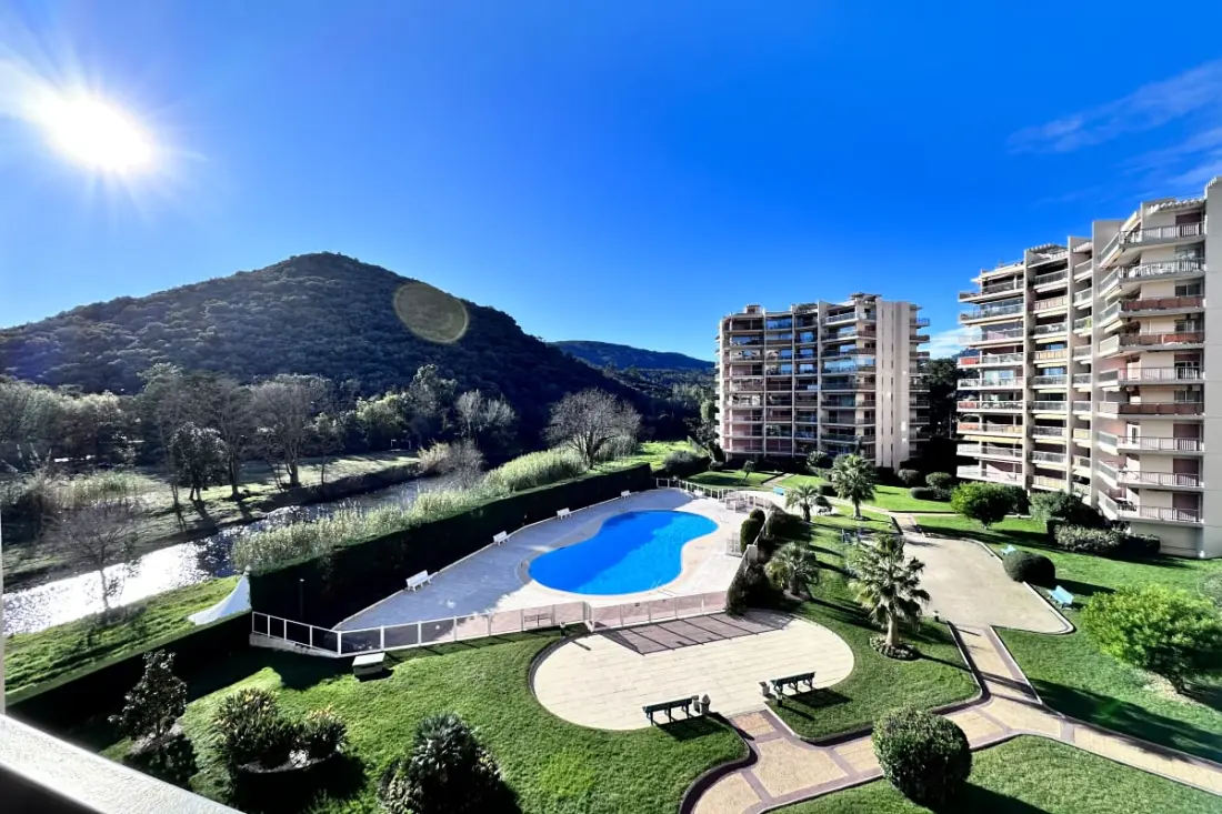 Apartamento con Terraza y Piscina en Mandelieu