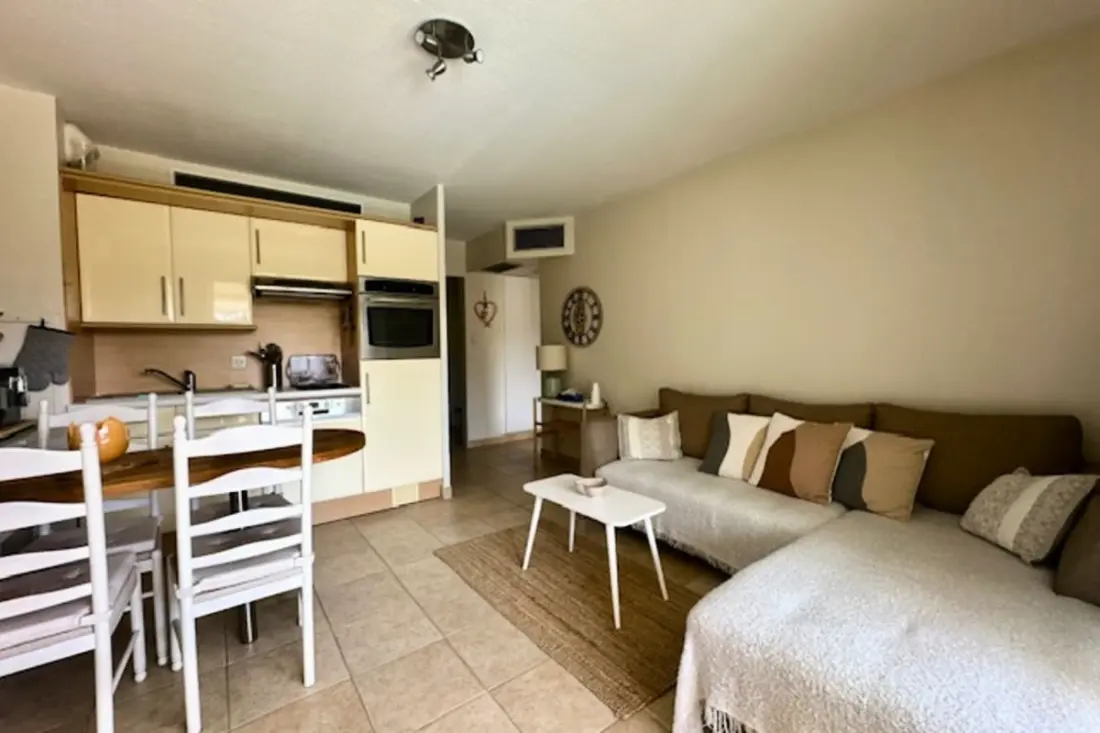 Apartamento renovado con balcón