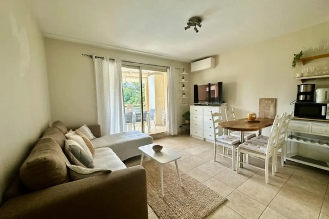 Apartamento renovado con balcón