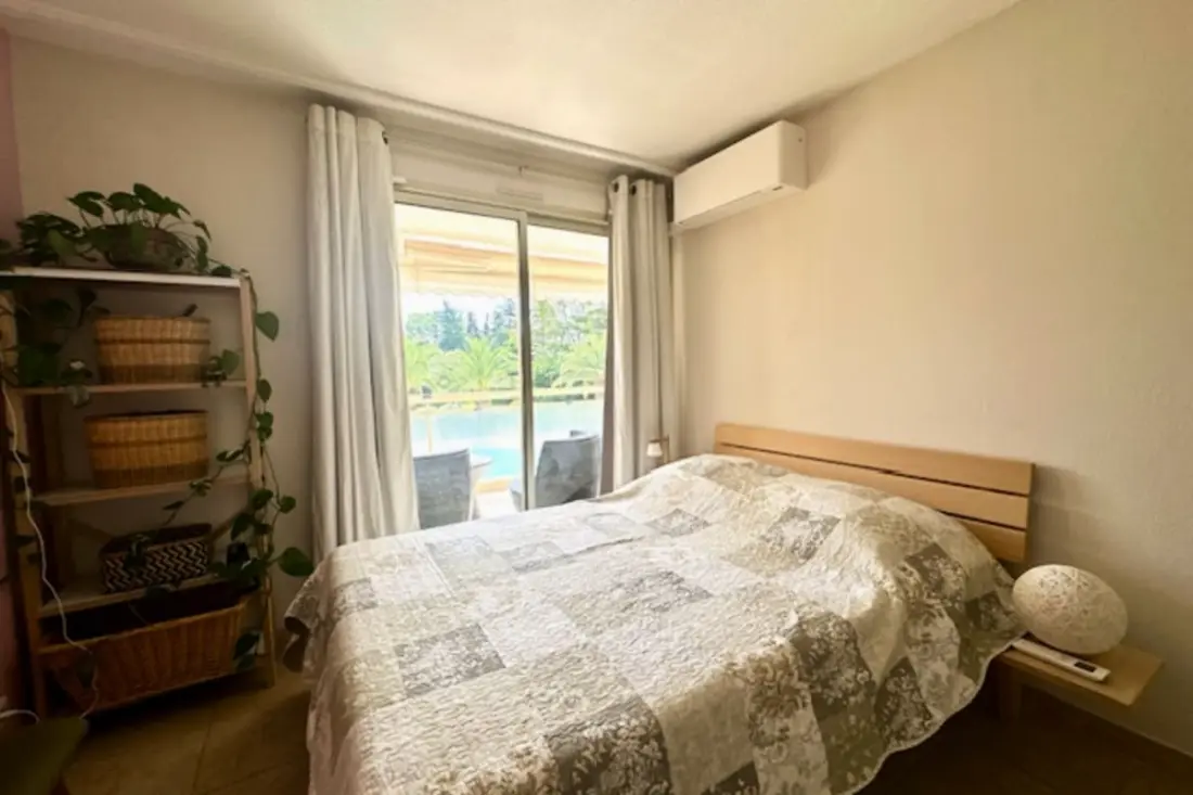 Apartamento renovado con balcón
