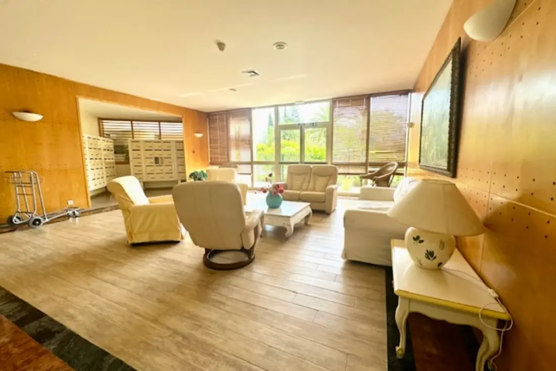 Apartamento renovado con balcón