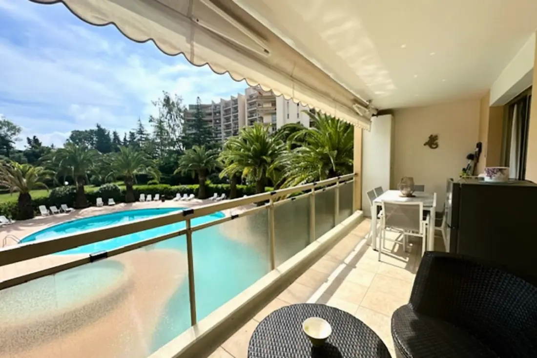 Apartamento renovado con balcón