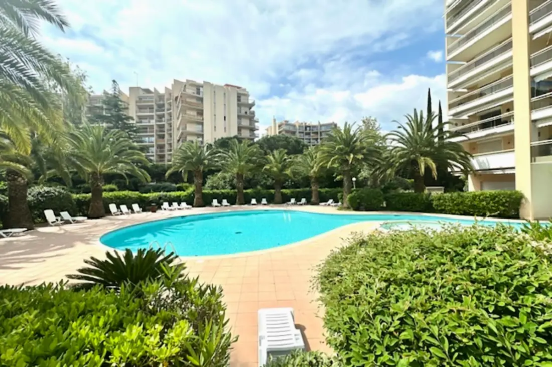 Apartamento renovado con balcón