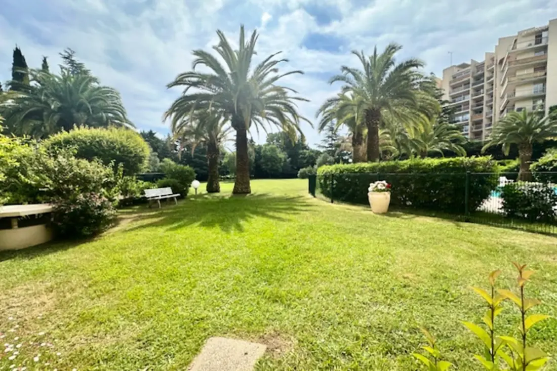 Apartamento renovado con balcón
