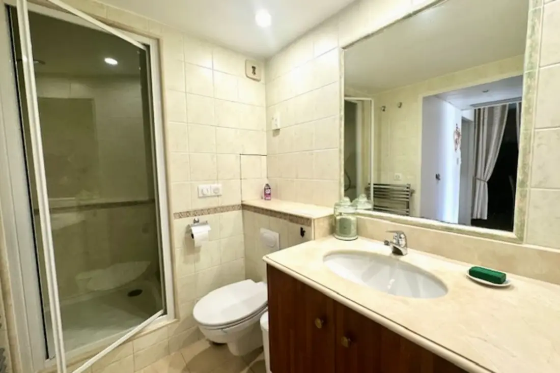 Apartamento renovado con balcón