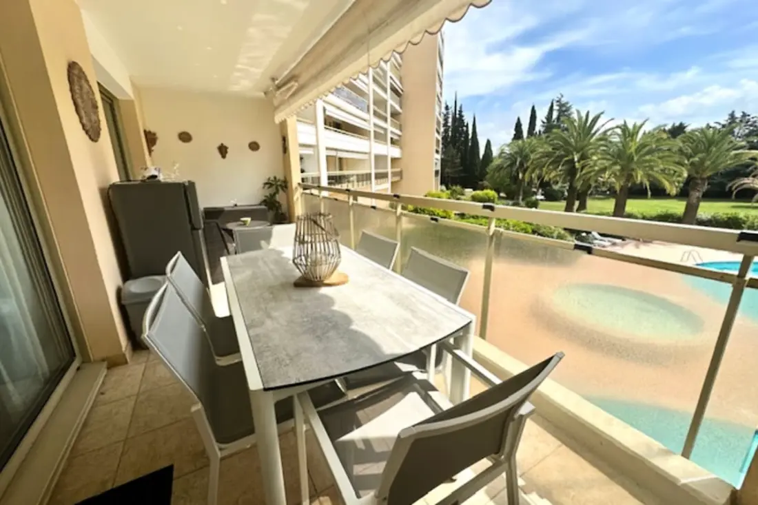 Apartamento renovado con balcón