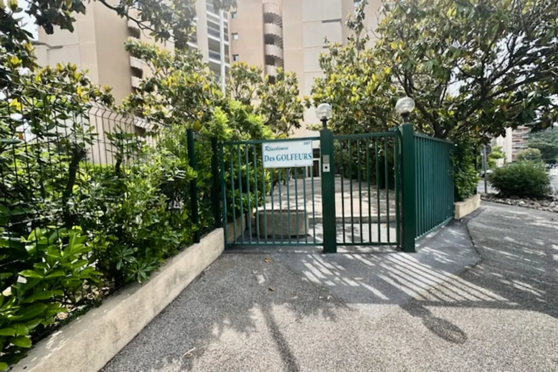 Apartamento renovado con balcón
