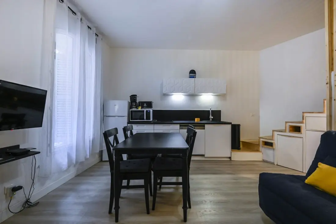 Charming Studio Located in Le Quartier Du Carte