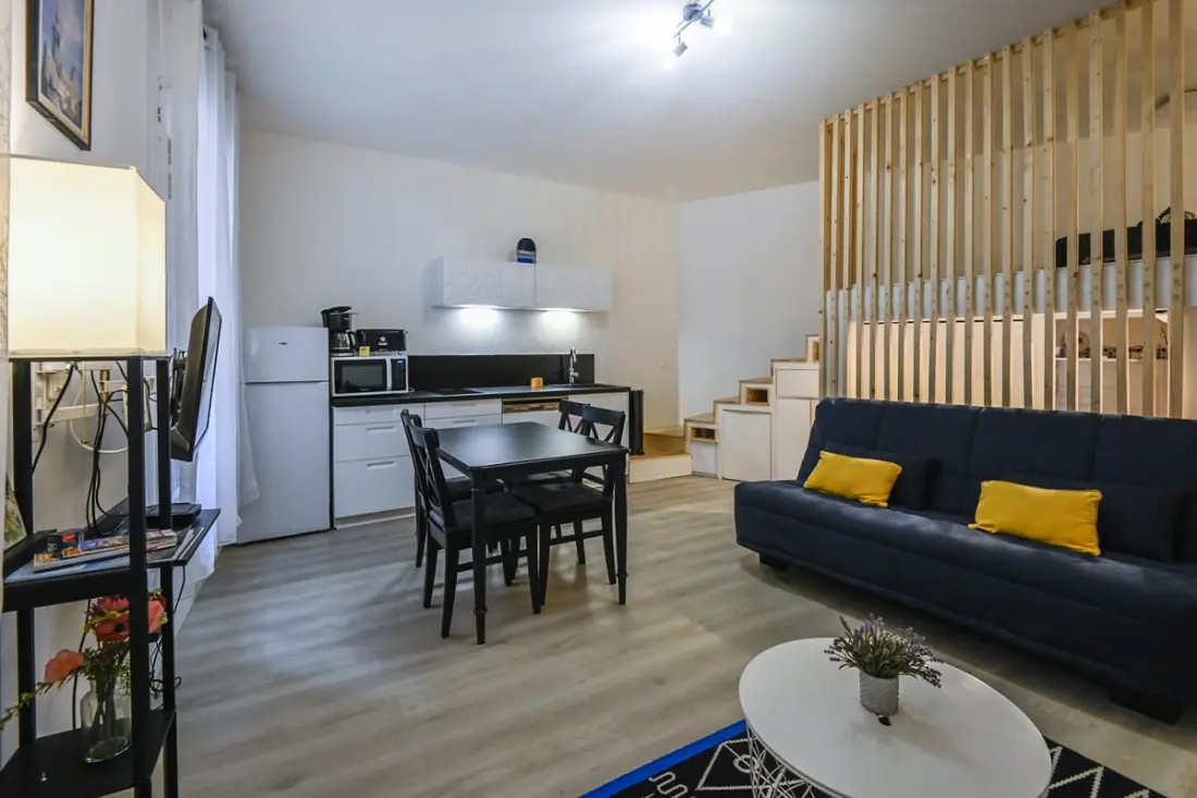 Charming Studio Located in Le Quartier Du Carte