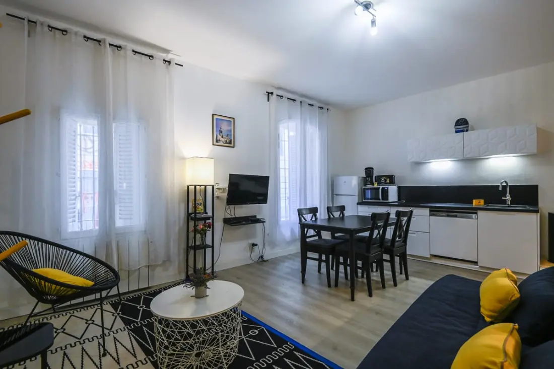 Charming Studio Located in Le Quartier Du Carte
