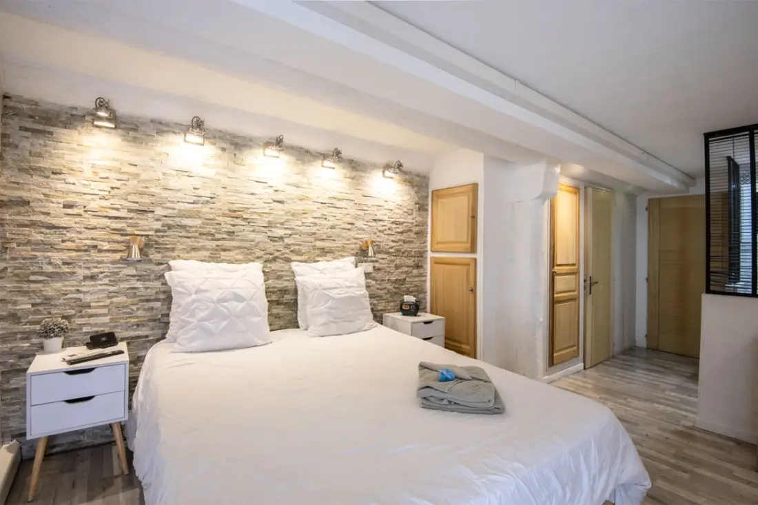 Room Air-Conditioned 10 min Old Port & Basket