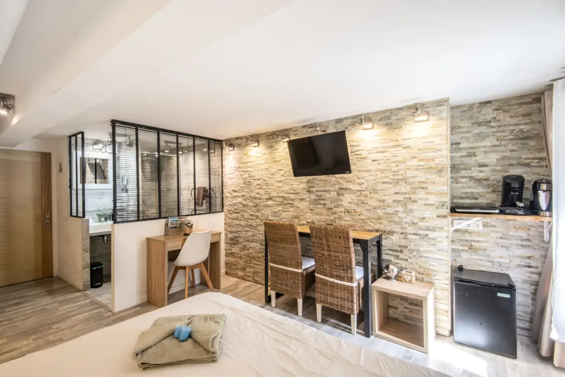 Room Air-Conditioned 10 min Old Port & Basket