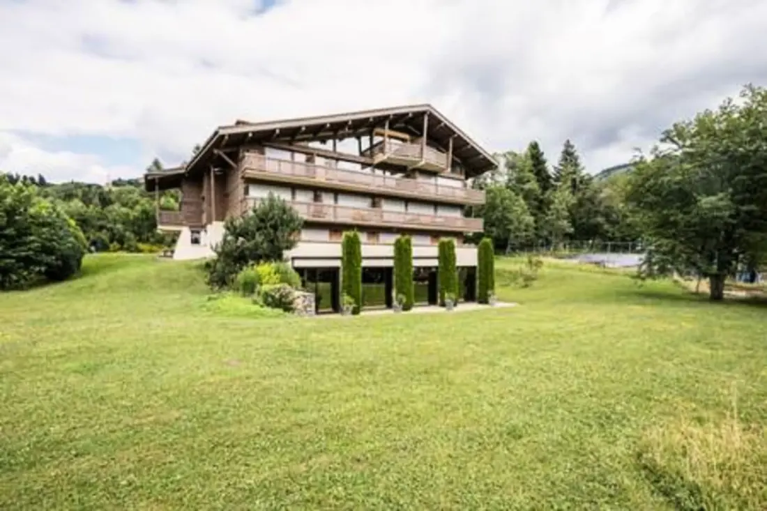Ski-in/ki-out apartman úszómedencével Megève-ben
