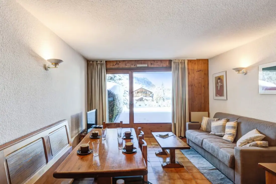 Apartman a kertben hó fronton