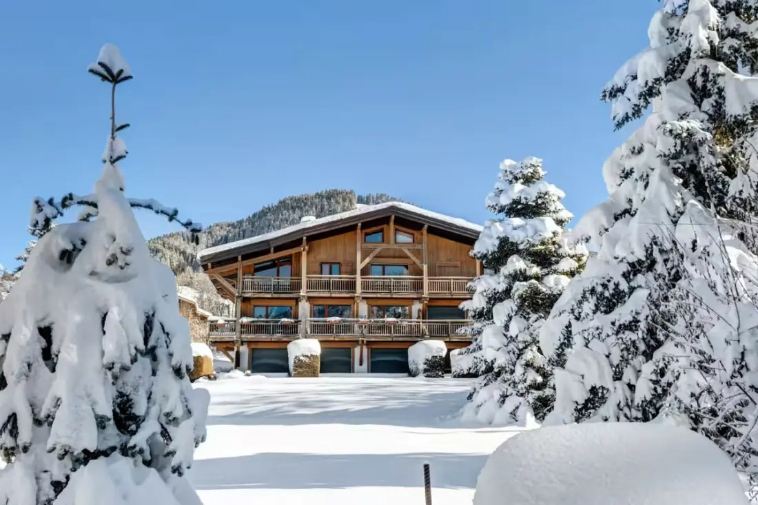 Apartman a kertben hó fronton