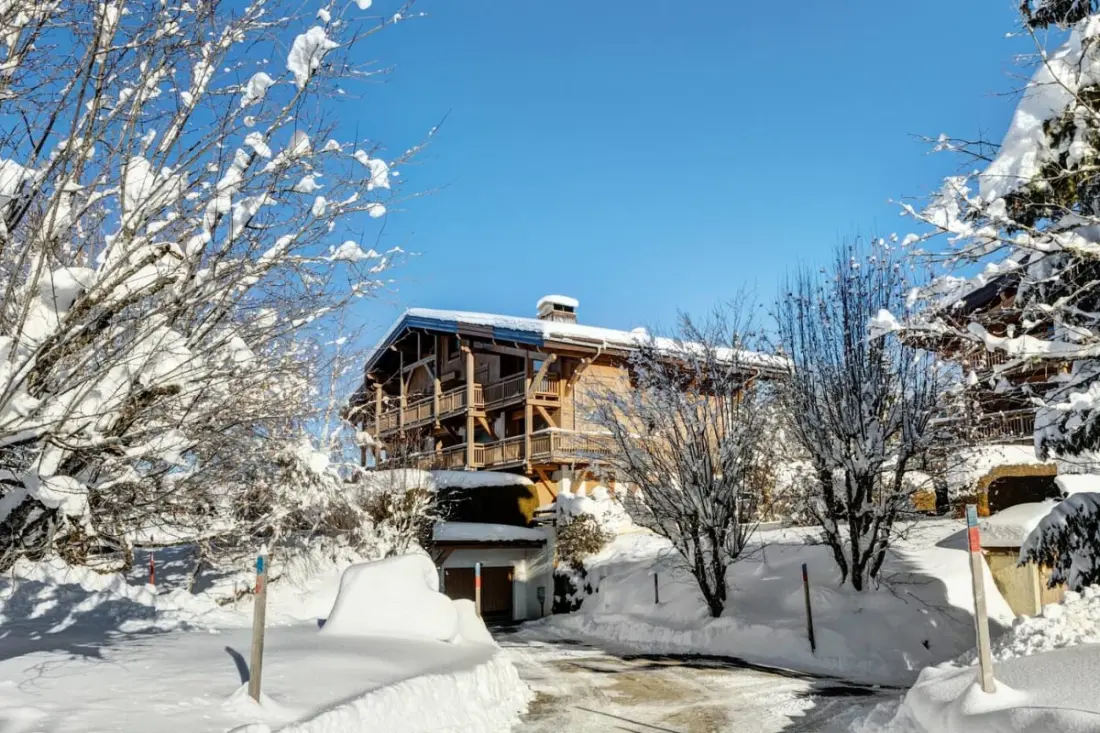 Apartman a kertben hó fronton
