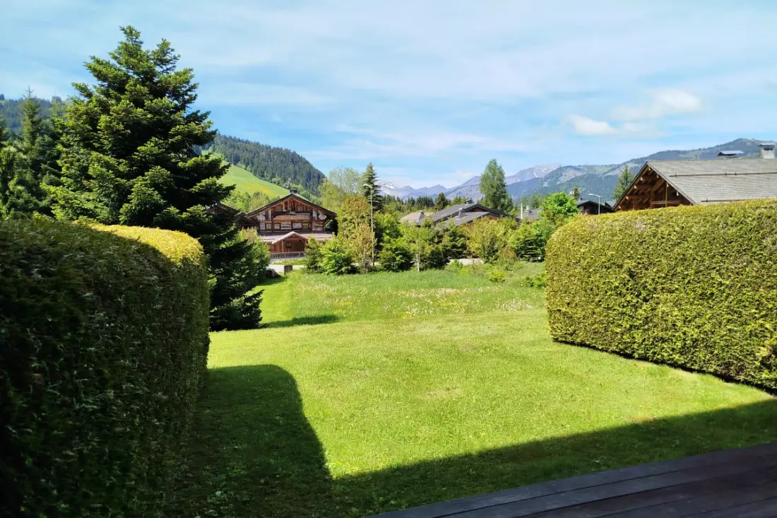 Apartman a kertben hó fronton
