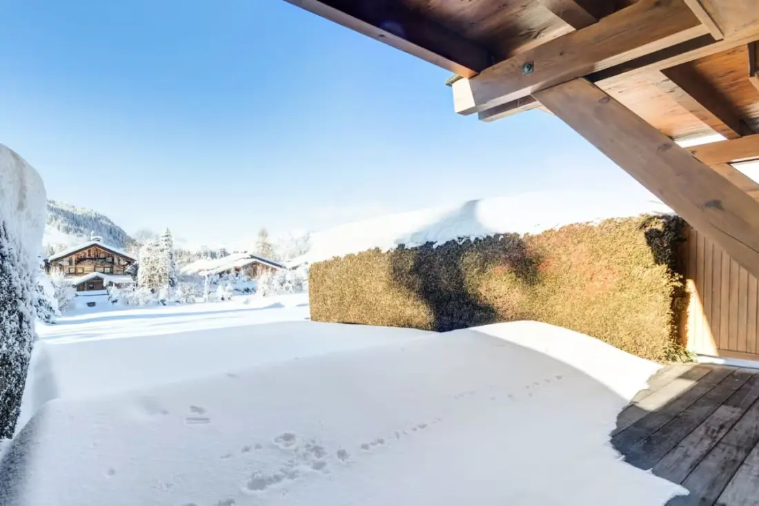 Apartman a kertben hó fronton