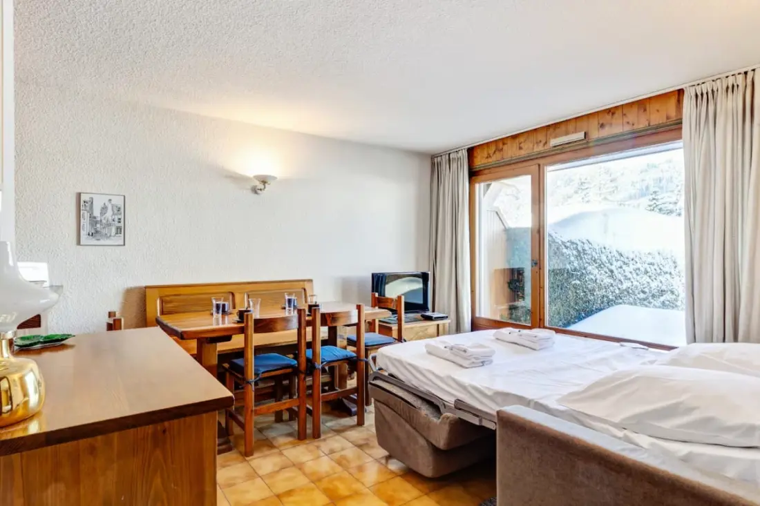Apartman a kertben hó fronton