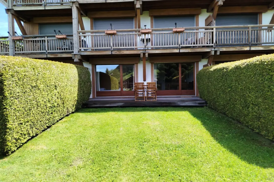 Apartman a kertben hó fronton