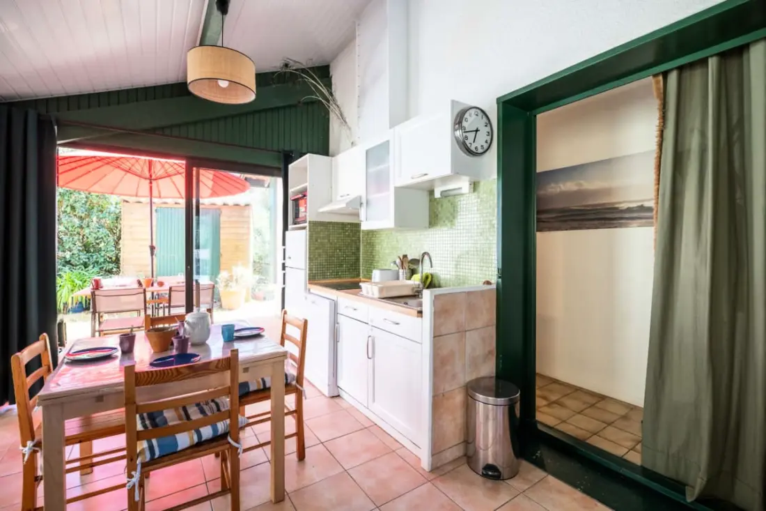 Ház kis kerttel és közös medencével