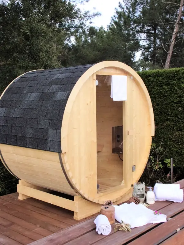 Gyönyörű ház úszómedencével és kert közelében