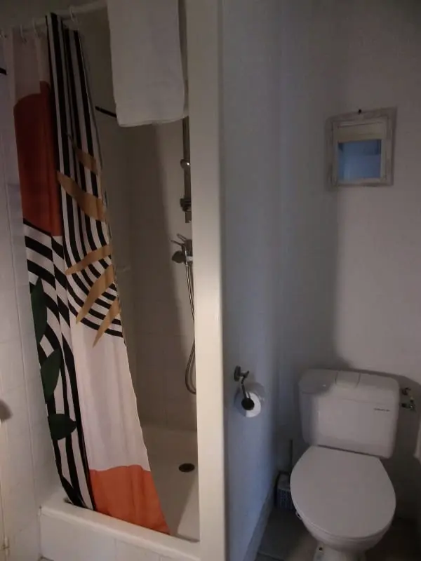 Gyönyörű ház úszómedencével és kert közelében